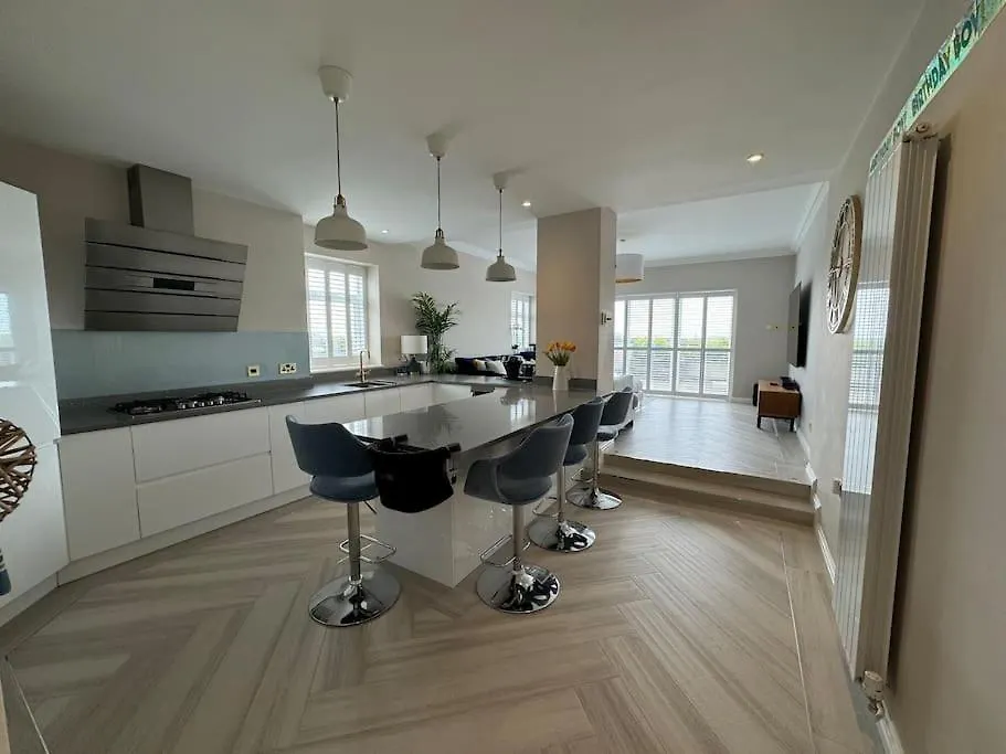Appartement 3 Bed Garden Apt, Clifftop, Sleeps 8 With Parking And Lazy Spa Bournemouth