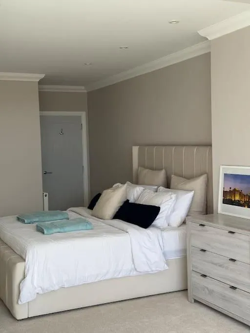3 Bed Garden Apt, Clifftop, Sleeps 8 With Parking And Lazy Spa Bournemouth Apartment
