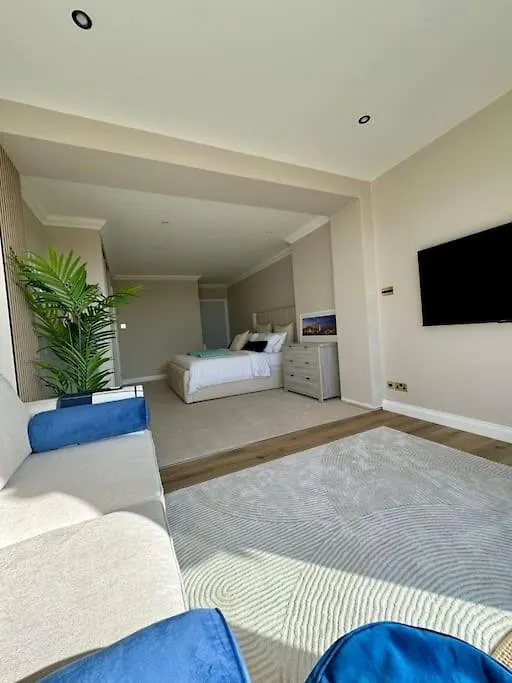 3 Bed Garden Apt, Clifftop, Sleeps 8 With Parking And Lazy Spa Bournemouth Apartment