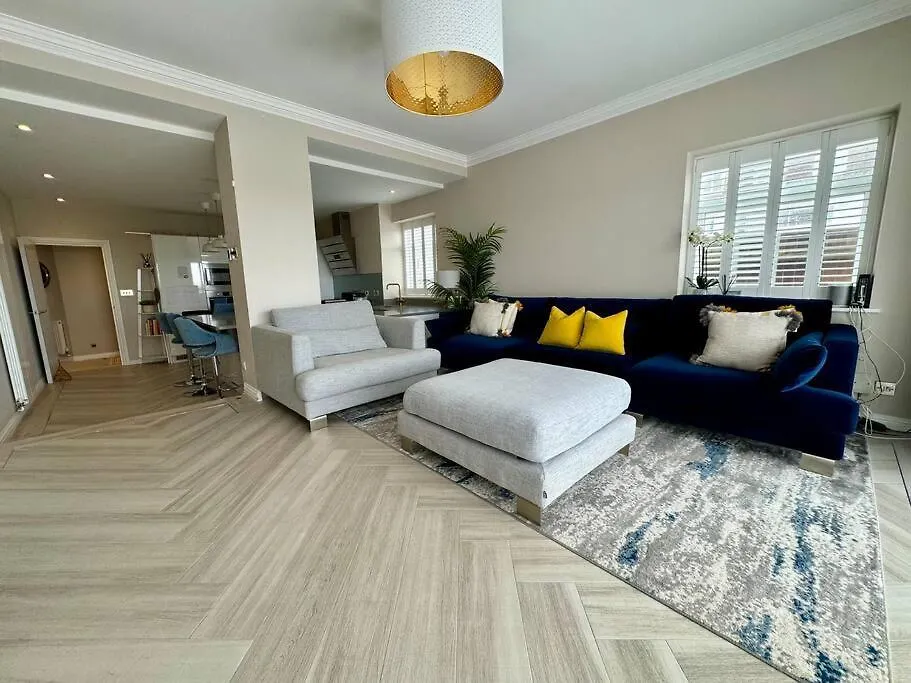 3 Bed Garden Apt, Clifftop, Sleeps 8 With Parking And Lazy Spa Bournemouth