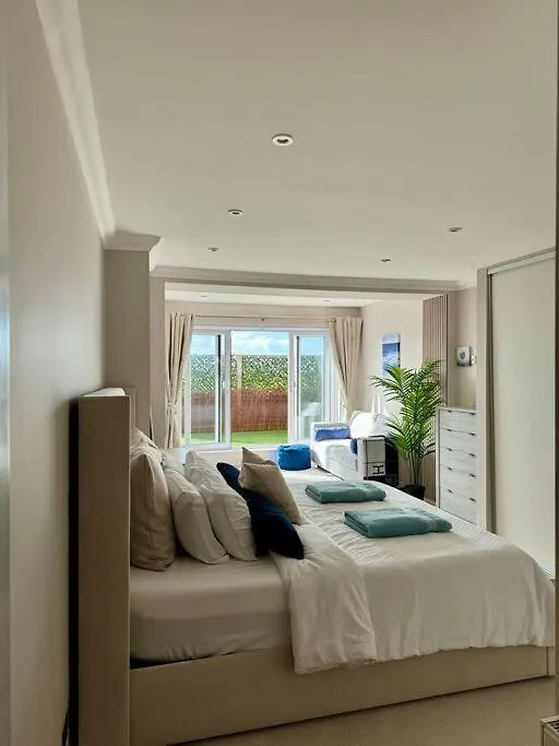 3 Bed Garden Apt, Clifftop, Sleeps 8 With Parking And Lazy Spa Bournemouth United Kingdom