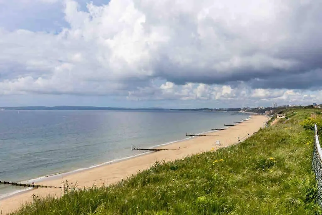 3 Bed Garden Apt, Clifftop, Sleeps 8 With Parking And Lazy Spa Bournemouth 0*,  United Kingdom