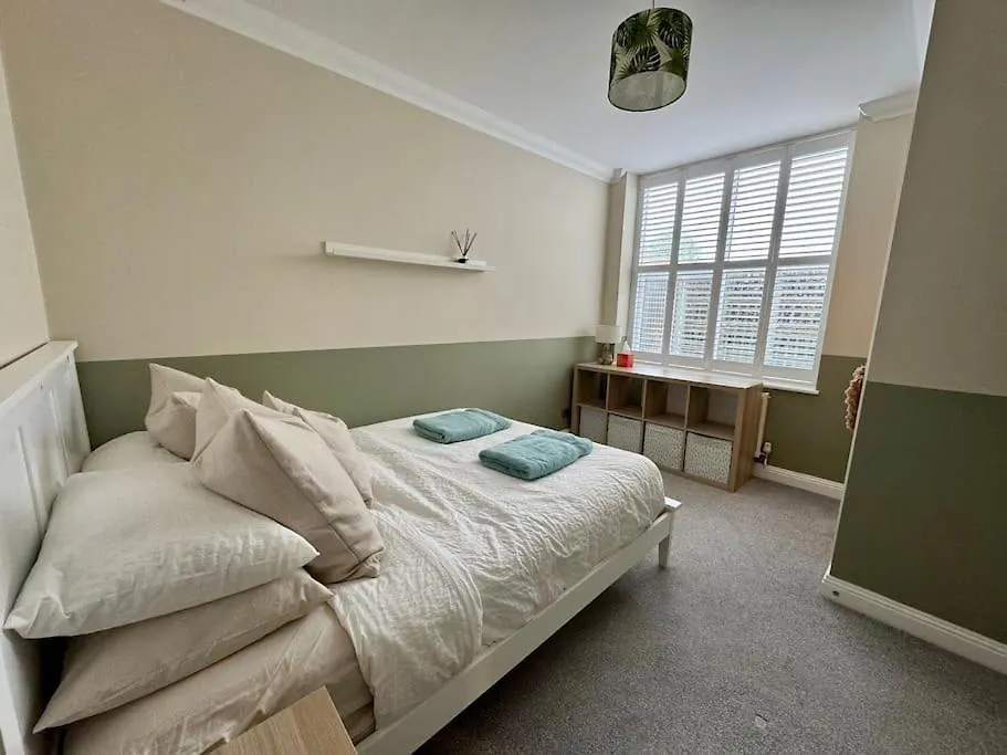 3 Bed Garden Apt, Clifftop, Sleeps 8 With Parking And Lazy Spa Bournemouth 0*,