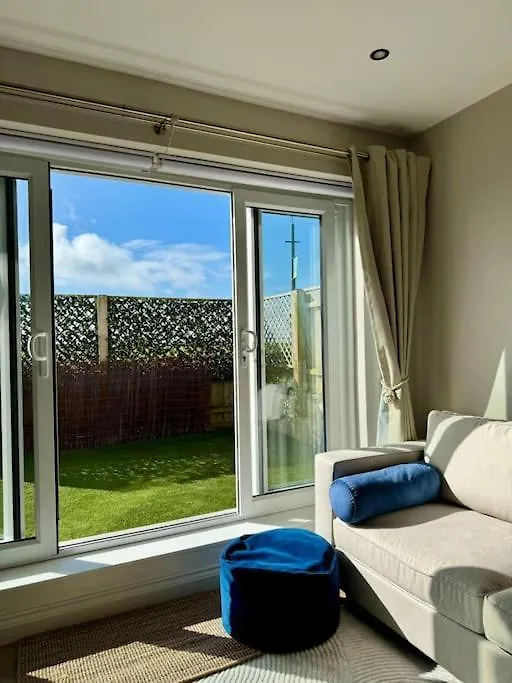 Apartment 3 Bed Garden Apt, Clifftop, Sleeps 8 With Parking And Lazy Spa Bournemouth