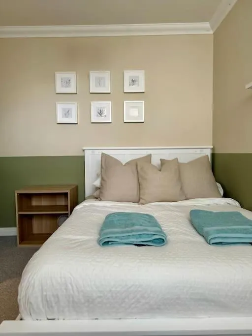 3 Bed Garden Apt, Clifftop, Sleeps 8 With Parking And Lazy Spa Bournemouth 0*,