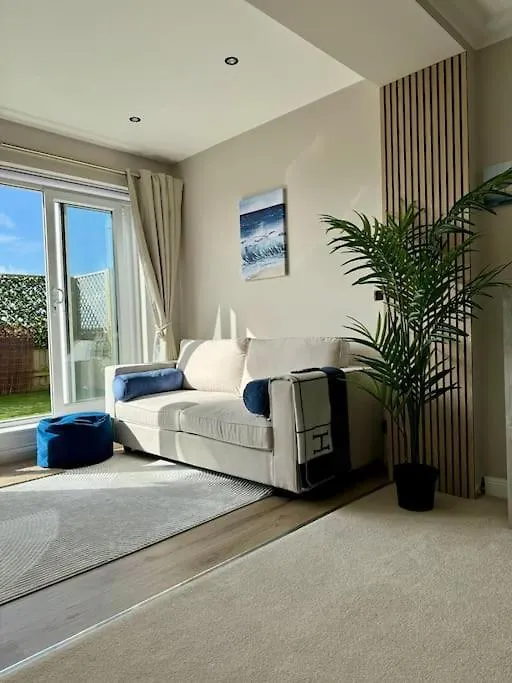 3 Bed Garden Apt, Clifftop, Sleeps 8 With Parking And Lazy Spa Bournemouth Apartment