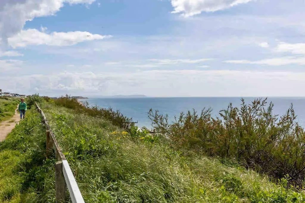 3 Bed Garden Apt, Clifftop, Sleeps 8 With Parking And Lazy Spa Bournemouth Apartment