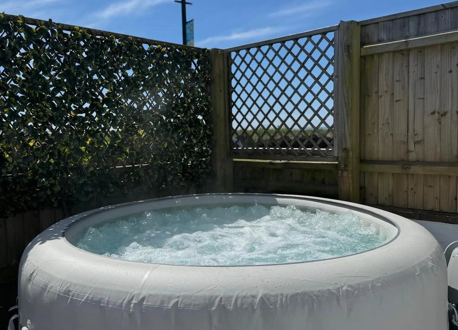 3 Bed Garden Apt, Clifftop, Sleeps 8 With Parking And Lazy Spa Bournemouth 0*,  United Kingdom