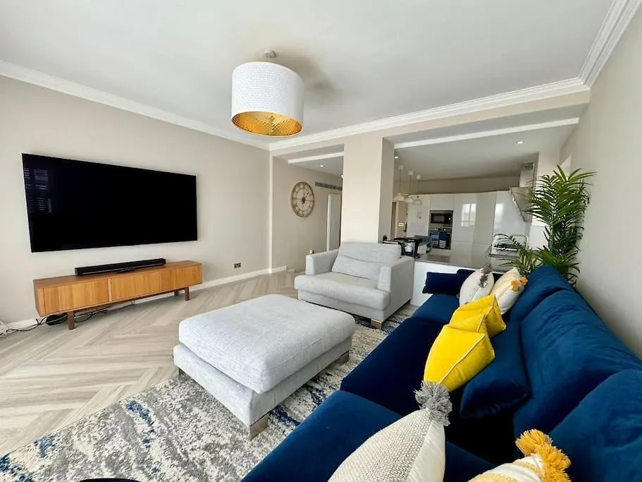 3 Bed Garden Apt, Clifftop, Sleeps 8 With Parking And Lazy Spa بورنماوث