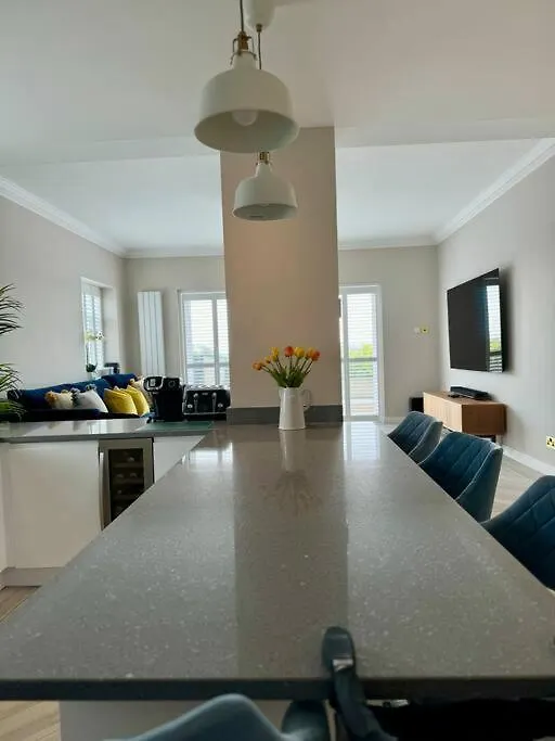 3 Bed Garden Apt, Clifftop, Sleeps 8 With Parking And Lazy Spa بورنماوث
