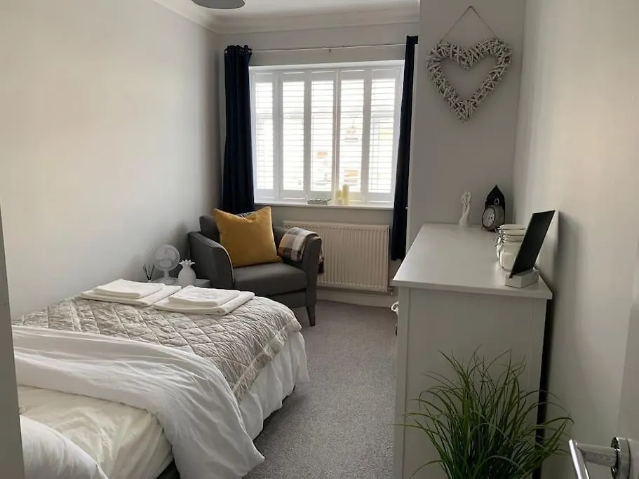 3 Bed Garden Apt, Clifftop, Sleeps 8 With Parking And Lazy Spa بورنماوث 0*,  المملكة المتحدة